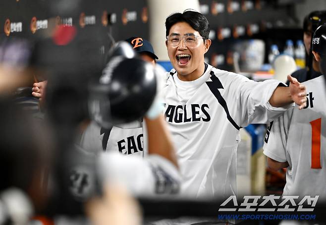 2일 대전 한화생명볼파크에서 열린 KIA와 한화의 경기, 5회말 1사 1,2루 한화 채은성이 3점홈런을 터뜨린 노시환을 안아주고 있다. 대전=허상욱 기자wook@sportschosun.com/2025.09.02/