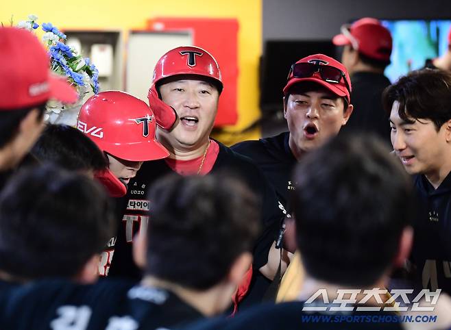 28일 인천 SSG랜더스필드에서 열린 KBO리그 SSG와 KIA의 경기. 9회 투런 홈런을 날린 KIA 최형우. 인천=송정헌 기자songs@sportschosun.com/2025.08.28/