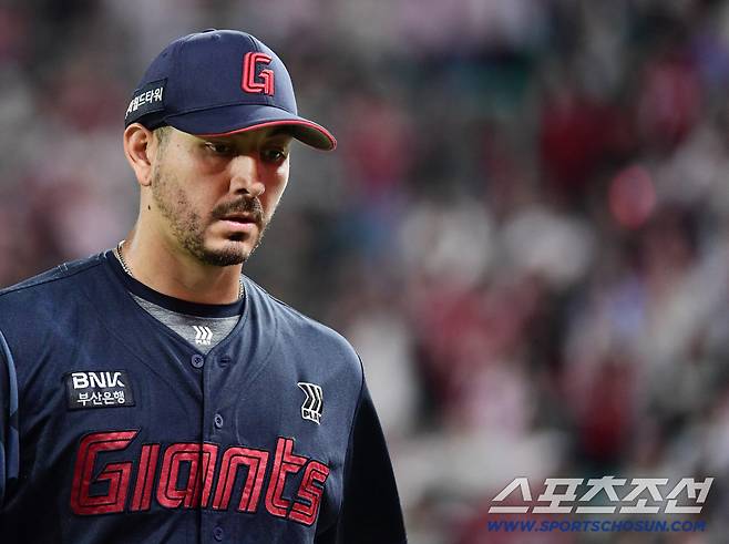 5일 인천 SSG랜더스필드에서 열린 SSG와 롯데의 경기. 5회말 강판 당하는 롯데 선발 벨라스케즈. 인천=송정헌 기자songs@sportschosun.com/2025.09.05/