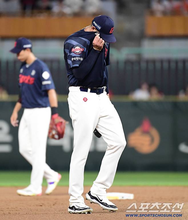 4회말 연속 투수 보크 실책을 저지른 롯데 벨라스케즈.