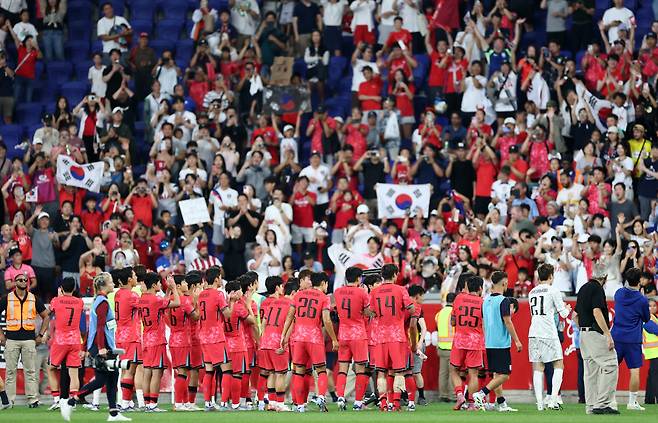 한국, 승리

    (해리슨[미국 뉴저지주]=연합뉴스) 윤동진 기자 = 6일(현지시간) 미국 뉴저지주 해리슨 스포츠일러스트레이티드 스타디움에서 열린 한국 대 미국 친선경기에서 2 대 0으로 승리한 한국 선수들이 관중들에게 인사를 하고 있다. 2025.9.7