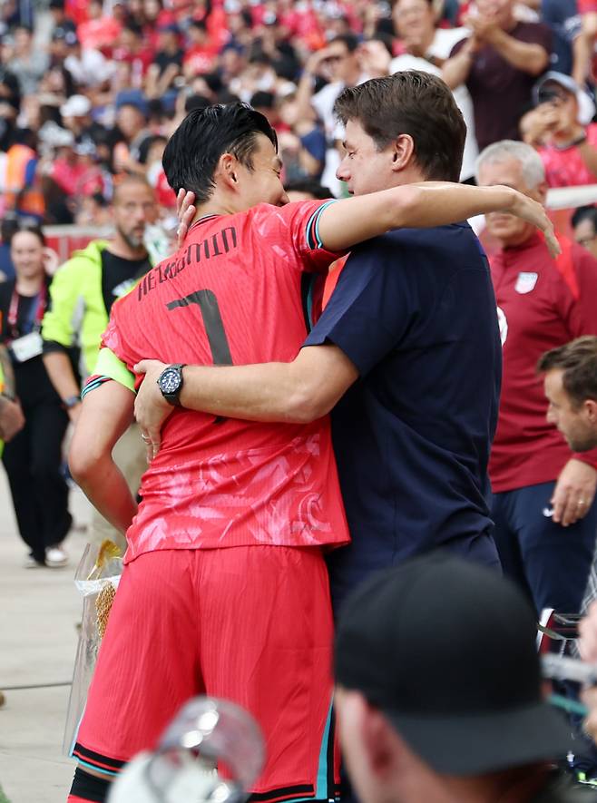 경기 전 인사 나누는 손흥민-포체티노

    (해리슨[미국 뉴저지주]=연합뉴스) 윤동진 기자 = 6일(현지시간) 미국 뉴저지주 해리슨 스포츠일러스트레이티드 스타디움에서 열린 한국 대 미국 친선경기 시작에 앞서 손흥민과 마우리시오 포체티노 미국 감독이 포옹을 하고 있다. 2025.9.7