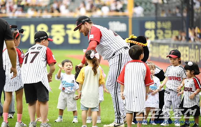 7일 서울 잠실구장에서 열린 SSG-LG전. 패밀리데이를 맞아 선수들의 자녀들이 그라운드에 나와 선발 출전하는 선수들을 맞이했다. 오스틴이 아이들과 하이파이브하며 출전하고 있다.  잠실=정재근 기자 cjg@sportschosun.com/2025.9.7/