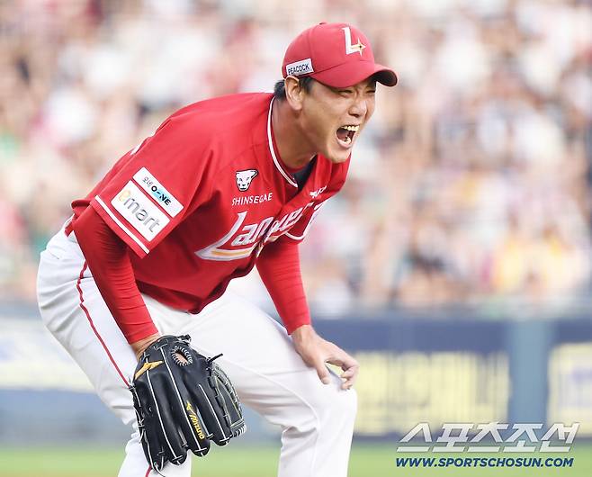 7일 서울 잠실구장에서 열린 SSG-LG전. 4회말 1사 1, 2루 김광현이 최원영을 병살타로 잡은 후 환호하고 있다.  잠실=정재근 기자 cjg@sportschosun.com/2025.9.7/