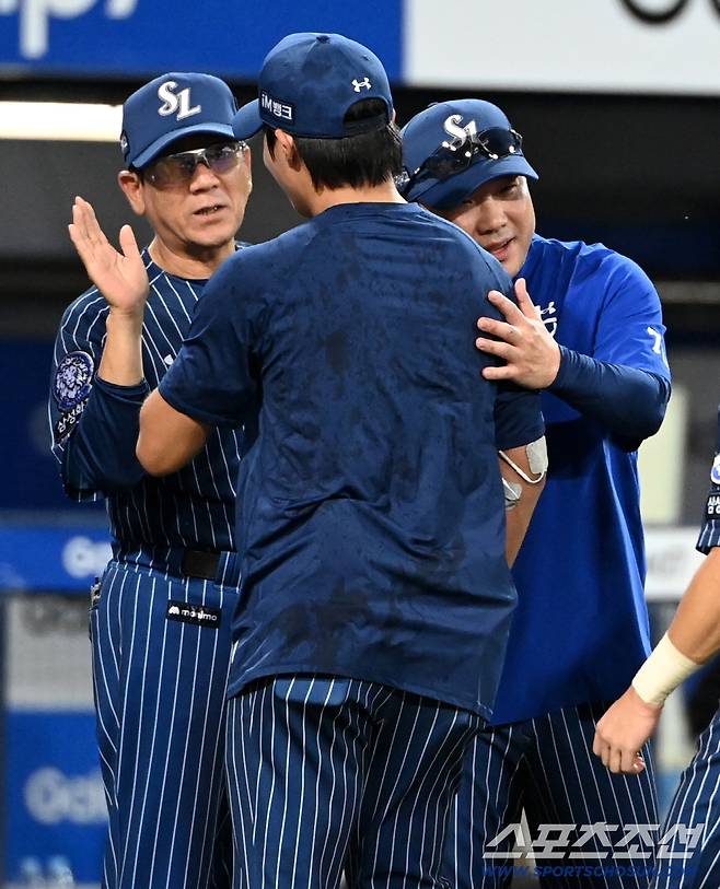 7일 대구 삼성라이온즈파크에서 열린 한화와 삼성의 경기, 삼성이 4대3으로 승리했다. 박진만 감독이 승리투수 원태인을 맞이하고 있다. 대구=허상욱 기자wook@sportschosun.com/2025.09.07/