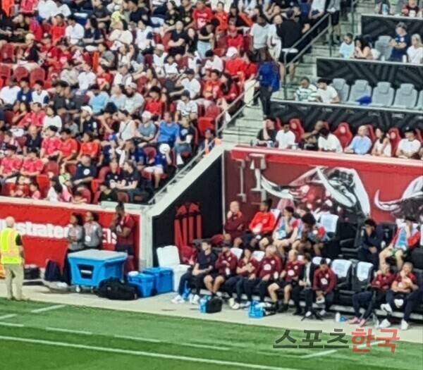 실점 이후 앉아서 경기를 보는 마우리시오 포체티노 미국 감독. ⓒ스포츠한국 김성수 기자