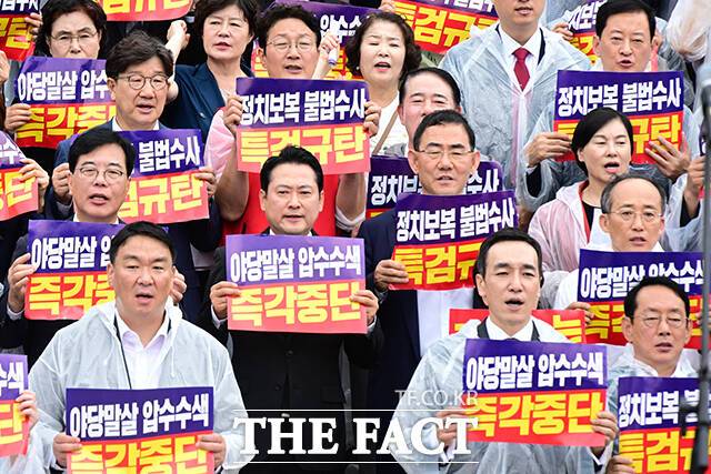 그렇다고 당심에서 너무 벗어난 파격적인 인사는 아닐 가능성이 크다. 사진은 장동혁 국민의힘 대표를 비롯해 권성동, 추경호 의원 등이 지난 4일 오전 서울 여의도 국회 본관 앞에서 열린 '야당말살 정치탄압 특검수사 규탄대회'에 참석해 구호를 외치고 있는 모습. /남윤호 기자