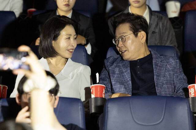 이재명 대통령(오른쪽부터)과 김혜경 여사가 6일 서울 용산의 한 영화관에서 영락보린원 원생들과 함께 한국 애니메이션 '킹 오브 킹스' 관람을 하고 있다. /대통령실