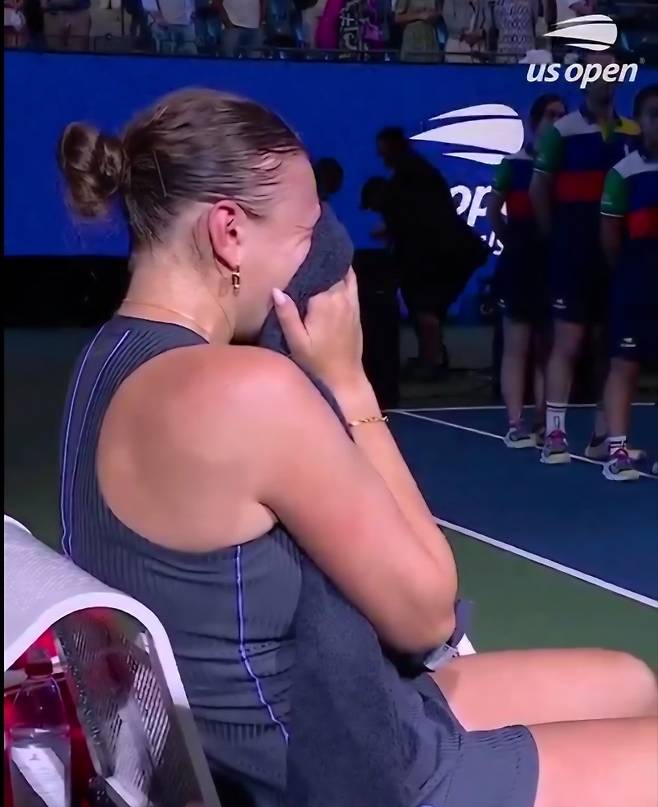 아만다 아니시모바가 6일 2025 윔블던 여자단식 결승전에서 아리나 사발렌카에 패한 뒤 눈물을 쏟아내고 있다. 사진/US오픈