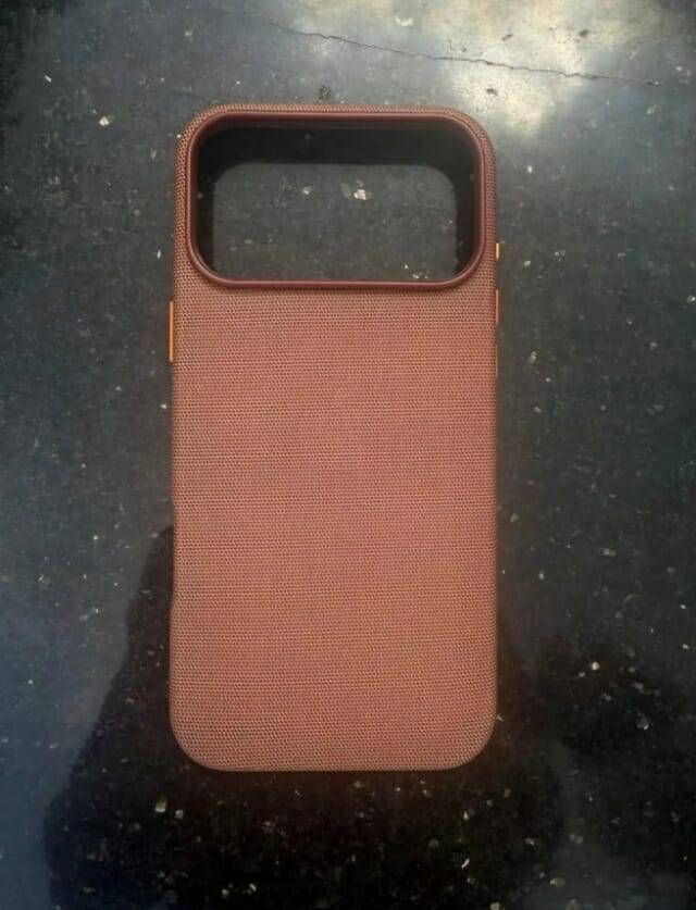 애플이 기존 파인우븐 케이스를 대체할 새로운 가죽 대체 소재 케이스를 출시할 것이라는 전망이 나왔다. (사진=마진 부)