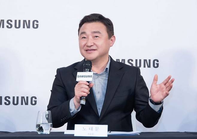 노태문 삼성전자 DX부문장(사장)이 지난 4일(현지시간) 베를린 시내에서 국내 언론과의 간담회를 갖고 '인공지능 기반 기업(AI-driven company)'으로 전환하겠다는 전략을 밝히고 있다. 삼성전자