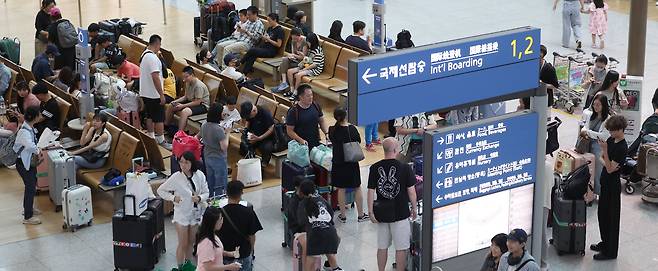 지난 8월 7일 인천국제공항에서 대기하는 관광객들의 모습. /뉴시스