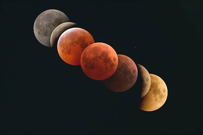 2022년 11월 8일 개기월식.당시 달이변화하는 모습을 촬영한 사진. 약 3년 만인 8일 오전 2시 30분~3시 53분에 달이 지구 그림자에 완전히 가려지는 개기월식이 일어난다. /한국천문연구원 박영식 책임연구원.