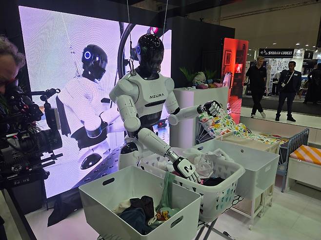 독일 로봇 업체 ‘뉴라’의 빨래를 분류하는 로봇./유지한 기자