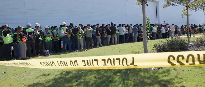 미국 이민세관단속국 ICE(U.S. Immigration and Customs Enforcement)가 조지아주 내 현대자동차그룹과 LG에너지솔루션 합작 배터리 공장 건설 현장의 한국인 직원 300여 명을 기습 단속·구금하는 영상. /뉴스1