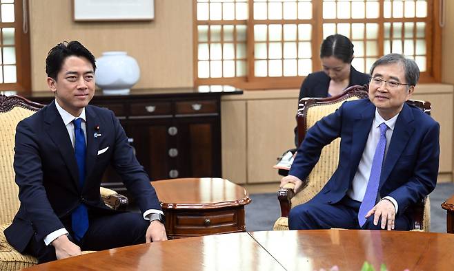 고이즈미 신지로 일본 농림수산상이 서울 종로구 정부서울청사 외교부 대접견실에서 조현 외교부 장관과 면담하고 있다. /외교부 제공