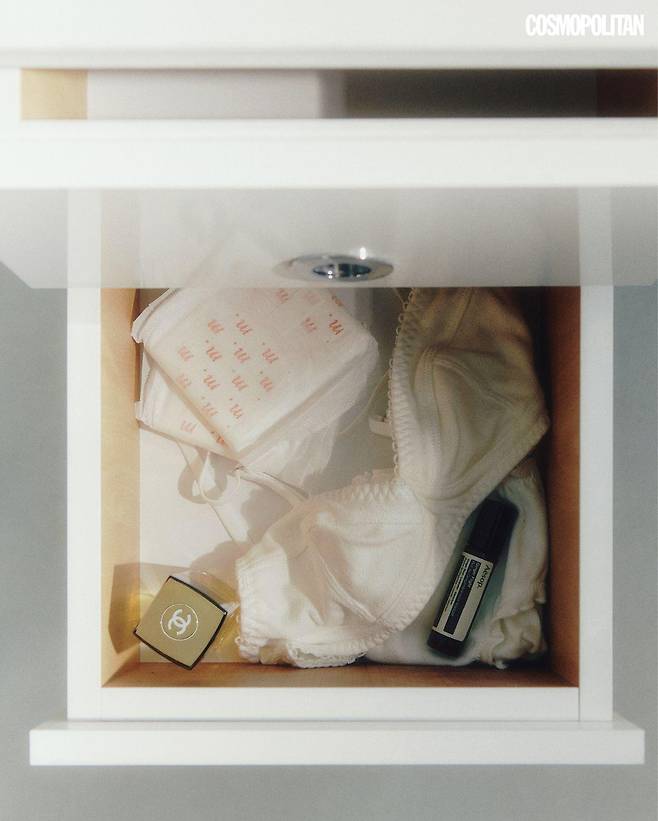 휴이나 코튼 브라렛 팬티 세트 5만5천원 Eau Clair.  N°5 오드 뚜왈렛 100ml 23만1천원 Chanel Beauty. 진저 플라이트 4만3천원 Aēsop.