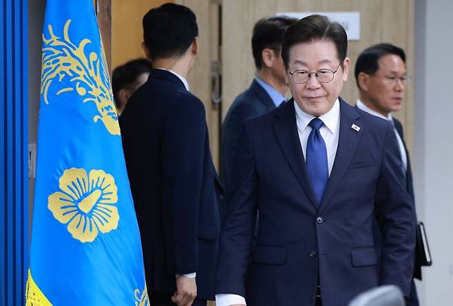 이재명 대통령이 4일 서울 용산 대통령실 청사에서 열린 9차 수석·보좌관 회의에 입장하고 있다. ⓒ연합뉴스