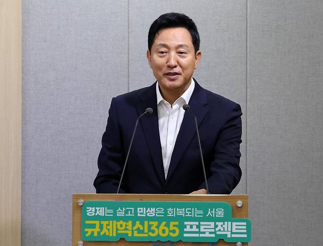 오세훈 서울시장이 20일 오전 서울 중구 시청 브리핑실에서 열린 규제혁신365 프로젝트 기자간담회에서 발언하고 있다. 2025.08.20. [서울=뉴시스]