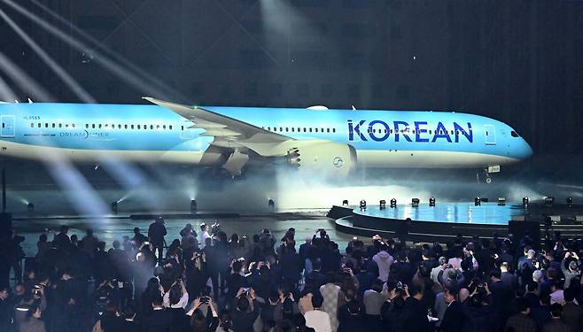 11일 서울 강서구 대한항공 격납고에서 열린 ‘라이징 나이트(Rising Night)’ 행사에서 새 기업이미지(CI)를 입힌 보잉 787-10 항공기가 공개되고 있다. 2025.3.11/뉴스1 ⓒ News1 공항사진기자단