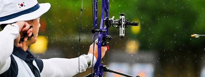 한국 양궁 대표팀의 ‘맏형’ 최용희가 7일 광주 국제양궁장에서 열린 2025 세계양궁선수권대회 컴파운드 남자 개인전 96강에서 화살을 쏘고 있다.  광주=뉴시스