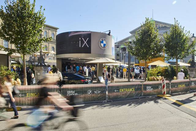 독일 뮌헨에서 지난 2023년 열린 ‘IAA 2023’에 마련된 BMW의 오픈스페이스 부스를 관람객들이 구경하고 있는 모습. IAA 홈페이지