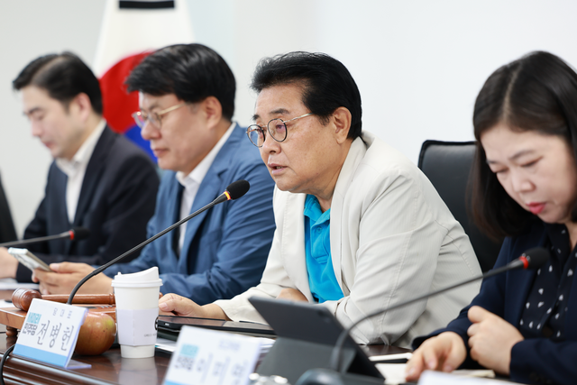 지난 9월3일 전병헌(오른쪽 두번째) 새미래민주당 대표가 서울 여의도 새민주 당사에서 최고위원회의를 주재하며 공개발언을 하고 있다.<새미래민주당 제공 사진>