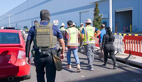 미국 이민 단속 당국이 지난 9월4일(현지시간) 조지아주 현대차그룹-LG에너지솔루션의 합작 배터리 공장 건설현장에서 벌인 불법체류·고용 단속 현장 영상과 사진을 홈페이지를 통해 공개했다. 6일 이민세관단속국(ICE) 홈페이지에는 ‘ICE가 조지아주에서 불법 고용 및 연방 범죄를 대상으로 여러 기관과 합동 작전을 주도했다’는 제목의 언론 발표 자료가 올라와 있다. 사진은 이민당국이 공개한 현대차-LG엔솔 이민단속 모습.<미국 이민세관단속국(ICE) 홈페이지 캡처·연합뉴스>