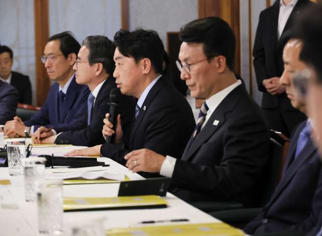 강훈식 대통령실 비서실장(가운데)이 7일 서울 종로구 총리공관에서 열린 고위당정협의회에서 발언하고 있다. 연합뉴스
