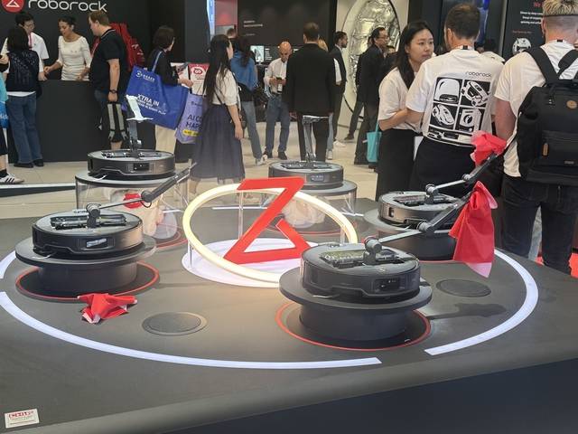 6일(현지시간) 독일 베를린에서 열린 IFA 2025에서 중국 로보락의 전시부스에서 로봇들이 물건을 집어들고 있는 모습. 이상현 기자