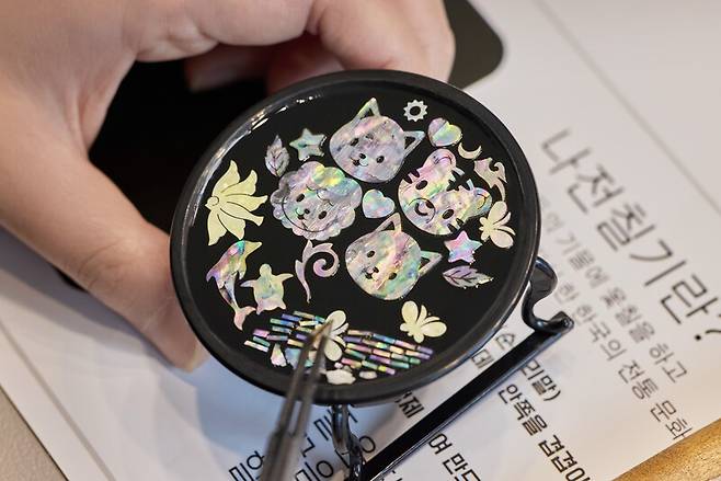 취향대로 고급스러운 작품을 만들 수 있는 게 자개 공예의 큰 장점이다. 동물 문양의 자개 공예품을 만든 수강생. 염서정 스튜디오 어댑터