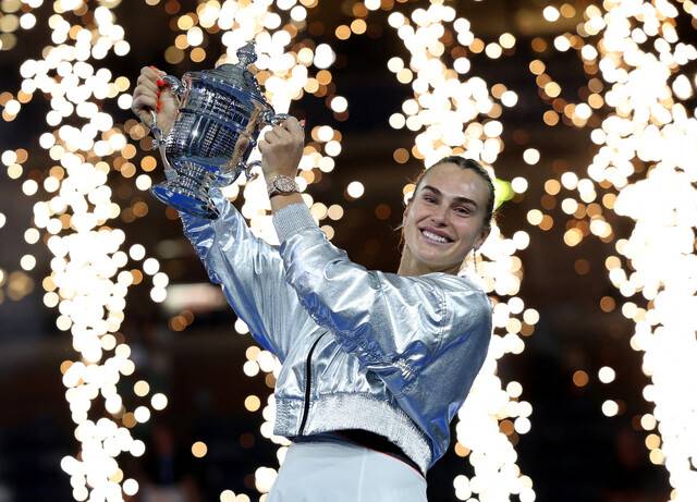 아리나 사발렌카(벨라루스)가 7일(한국시각) 유에스오픈 여자 단식 우승컵을 들고 기뻐하고 있다. 뉴욕/로이터 연합뉴스