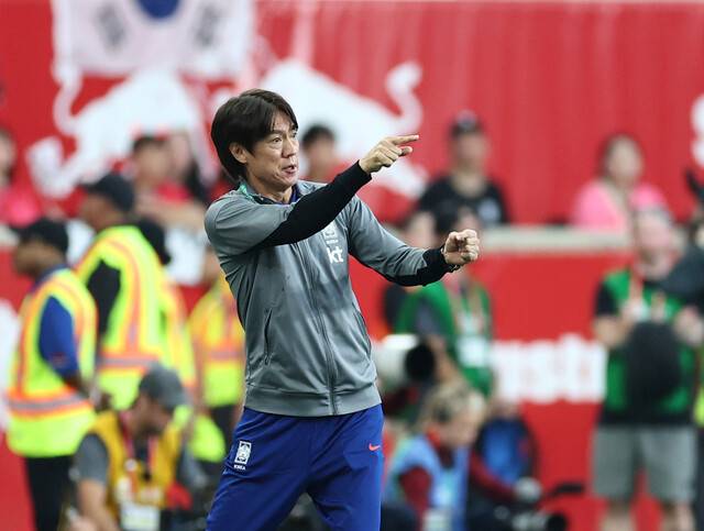 홍명보 축구 대표팀 감독이 7일(한국시각) 미국 뉴저지주 해리슨 스포츠일러스트레이티드 스타디움에서 열린 미국과의 평가전에서 작전지시를 하고 있다. 뉴저지/연합뉴스