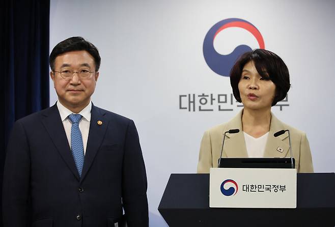 윤호중 행정안전부 장관과 더불어민주당 한정애 정책위의장이 7일 서울 종로구 정부서울청사에서 제3차 고위당정협의회 결과 및 정부조직 개편 방안에 대해 발표하고 있다. 연합뉴스