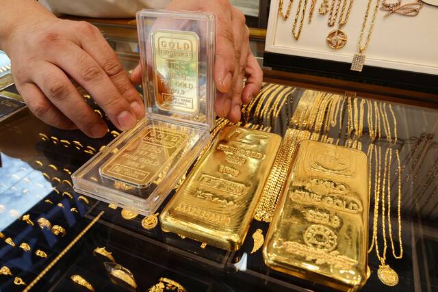 미국 고용시장 냉각과 연방준비제도(연준) 금리 인하 기대에 국제 금값이 사상 최고치 기록을 경신했다. 지난 5일(현지시각) 뉴욕상업거래소에서 12월 만기 금 선물 종가는 온스당 3653.3달러로 전장보다 1.3% 올랐다. 금 현물 가격도 최고치를 경신했다. 사진은 7일 서울 종로구 한쥬얼리에 놓인 골드바와 금 제품들. 연합뉴스