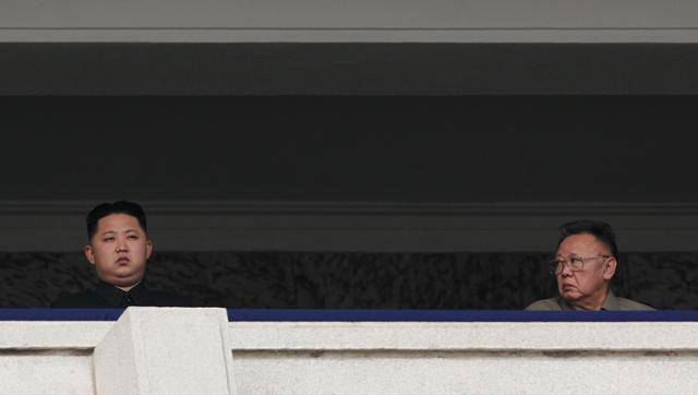 2010년 10월 10일 조선노동당 창당 65주년을 맞아 북한 평양에서 열린 대규모 열병식에 김정일(오른쪽) 당시 국방위원장과 김정은 당 중앙군사위원회 부위원장이 참석해 있다. 연합뉴스