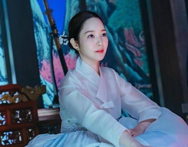 '컨피던스맨 KR'은 다재다능한 능력을 보유한 사기꾼 3명이 이 시대의 악당들을 향한 복수에 나서는 케이퍼 코믹물이다. 사회 시스템의 허점을 교묘히 파고드는 전개와 더불어 기존 범죄 장르의 문법을 유쾌하게 비틀며 'K-케이퍼물'의 탄생을 예고한다. TV조선 제공