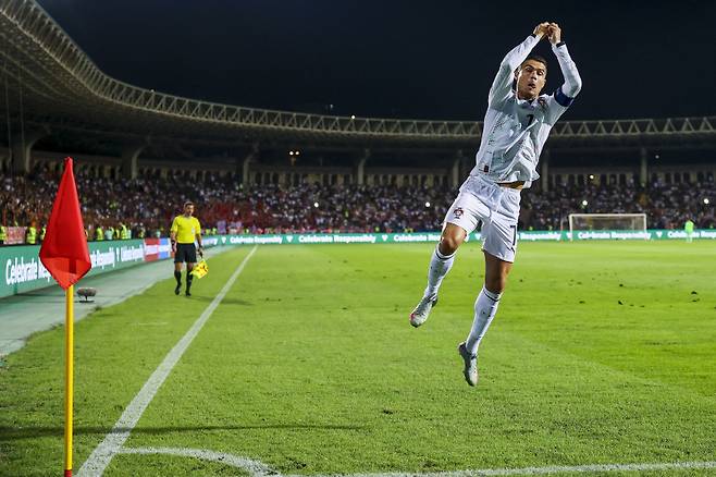 <yonhap photo-0834=""> epa12357619 Portugal's Cristiano Ronaldo celebrates scoring the 0-2 goal during the FIFA World Cup 2026 Grup F qualifier match between Armenia and Portugal, in Yerevan, Armenia, 06 September 2025. EPA/JOSE SENA GOULAO/2025-09-07 02:04:16/ <저작권자 ⓒ 1980-2025 ㈜연합뉴스. 무단 전재 재배포 금지, AI 학습 및 활용 금지></yonhap>