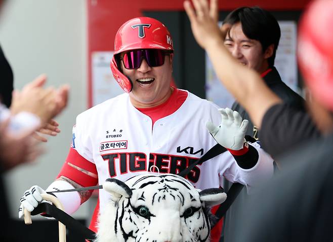 <yonhap photo-4883="">(광주=연합뉴스) 조남수 기자 = 27일 광주기아챔피언스필드에서 열린 프로야구 LG 트윈스와 KIA 타이거즈의 경기. KIA 4번타자 최형우가 4회말에 솔로홈런을 치고 홈인한 뒤 더그아웃에서 동료의 환영을 받고 있다. 2025.4.27 iso64@yna.co.kr/2025-04-27 15:06:21/ <저작권자 ⓒ 1980-2025 ㈜연합뉴스. 무단 전재 재배포 금지, AI 학습 및 활용 금지></yonhap>