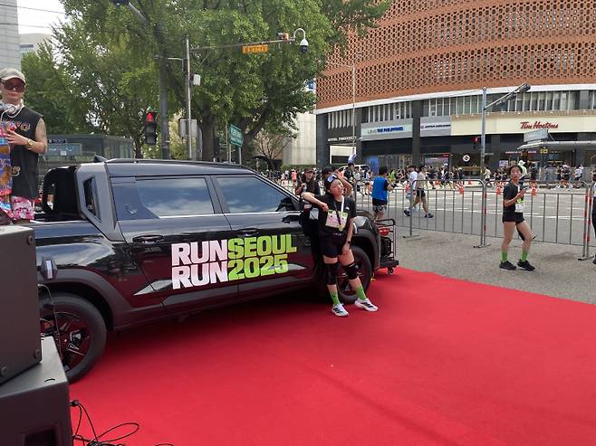 런서울런 2025의 결승선 부근에 조성된 KGM 포토존.&nbsp;