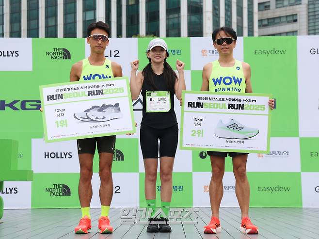 '런서울런 2025(제19회 일간스포츠 서울마라톤)’가 7일 오전 서울 중구 서울광장에서 열렸다. 10km 남자 1·2위 고승범과 김창국이 리투 신애련 대표와 기념촬영을 하고 있다. 일간스포츠가 주최하고 스포맥스 코리아가 주관하며 서울특별시가 후원하는 ‘런서울런 2025’는 지난 18년간 열린 ‘그린리본 희망 페스티벌’의 명맥을 잇는 대회로, 10㎞와 하프(21㎞) 두 구간으로 나뉘어 진행됐다. 서병수 기자 qudtn@edaily.co.kr /2025.09.07/