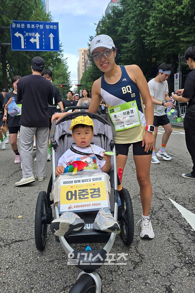 7일 서울 도심에서 열린 '런서울런2025'에서 10km를 완주한 이윤경-어준경 모자. 사진=윤승재 기자