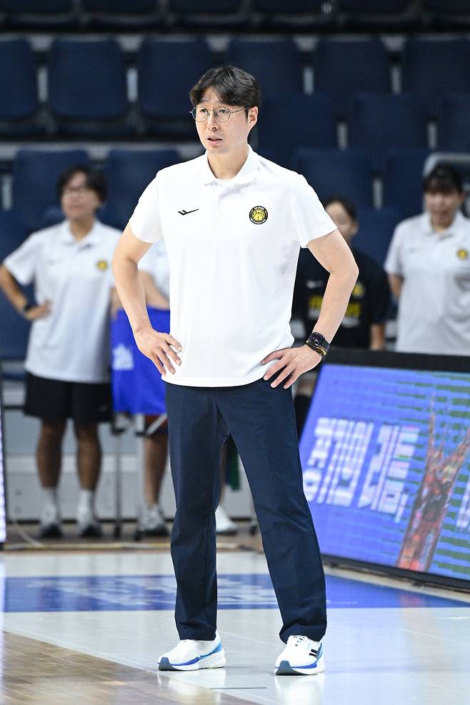 7일 부산 사직실내체육관에서 열린 KB와 사라고사의 2025 BNK금융 박신자컵 3위 결정전. 김완수 KB 감독이 코트를 지켜보고 있다. 사진=WKBL