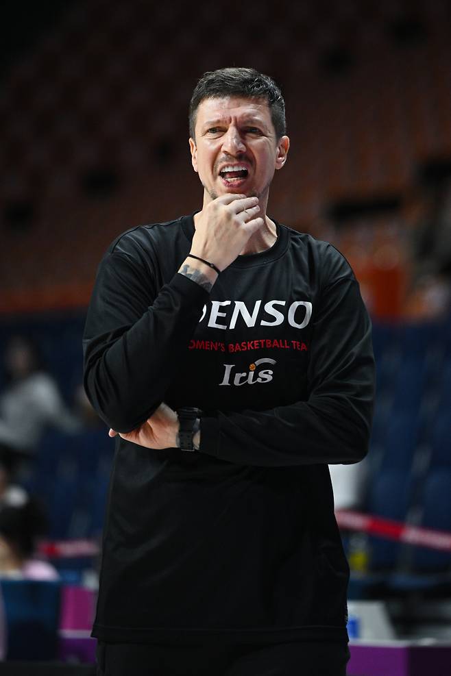 7일 부산 사직실내체육관에서 열린 후지쯔와 덴소의 2025 BNK금융 박신자컵 결승전. 부크사노비치 덴소 감독이 작전을 지시하고 있다. 사진=WKBL