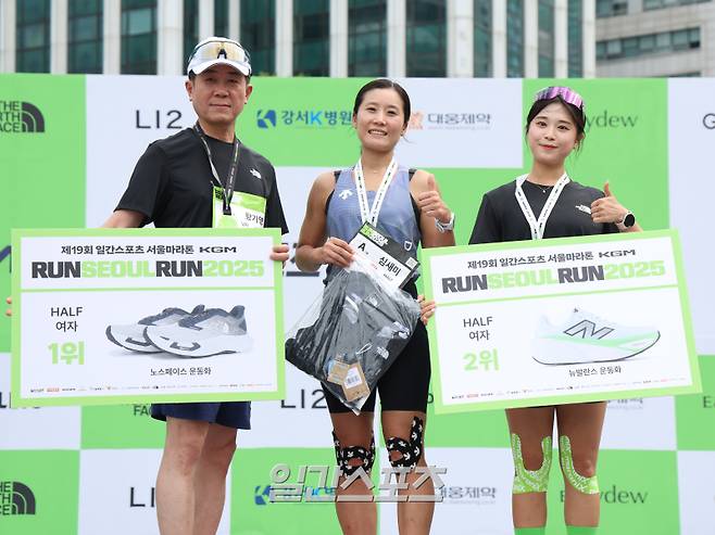 '런서울런 2025(제19회 일간스포츠 서울마라톤)’가 7일 오전 서울 중구 서울광장에서 열렸다. 하프(21km) 여자 2·3위 김수정, 심새미가 KG모빌리티 황기영 대표와 기념촬영을 하고 있다. 일간스포츠가 주최하고 스포맥스 코리아가 주관하며 서울특별시가 후원하는 ‘런서울런 2025’는 지난 18년간 열린 ‘그린리본 희망 페스티벌’의 명맥을 잇는 대회로, 10㎞와 하프(21㎞) 두 구간으로 나뉘어 진행됐다. 서병수 기자 qudtn@edaily.co.kr /2025.09.07/