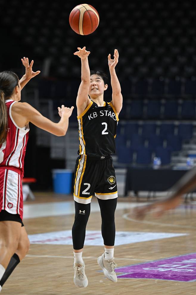 KB 허예은(가운데)이 7일 부산 사직실내체육관에서 열린 사라고사와의 2025 BNK금융 박신자컵 3위 결정전에서 슛을 시도하고 있다. 사진=WKBL