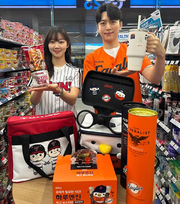 GS25에서 모델들이 LG트윈스·한화이글스 굿즈, 상품을 소개하고 있다. 해당 상품 가운데 수량이 한정된 일부는 품절되는 등 인기를 끌었다.[사진=GS25]