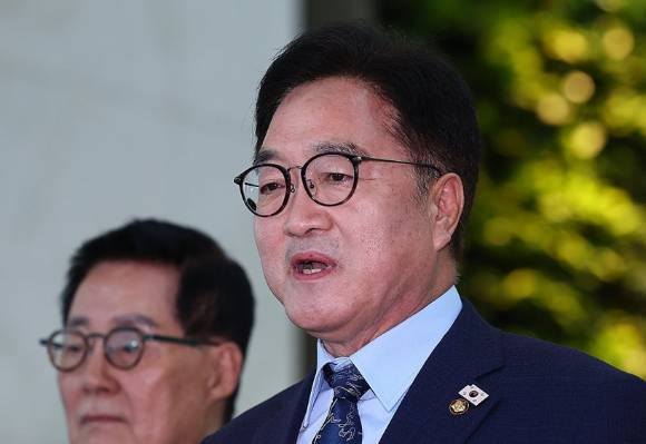 우원식 국회의장이 지난 2일 중국 베이징에서 열리는 '항일전쟁 및 세계 반파시스트 전쟁 승전(전승절) 80주년 열병식'에 참석하기 위해 인천국제공항 제1여객터미널로 출국하기 전 취재진에 입장을 밝히고 있다. 2025.9.2 [사진=연합뉴스]