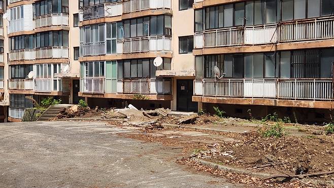 일부 건물 주변에선 바닥 콘크리트 해제 시작