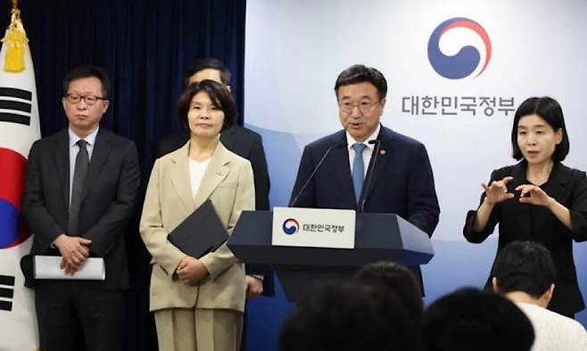 윤호중 행정안전부 장관과 한정애 더불어민주당 정책위의장이 7일 서울 종로구 정부서울청사에서 제3차 고위당정협의회 결과를 발표하고 있다. (윤호중 장관 페이스북)”